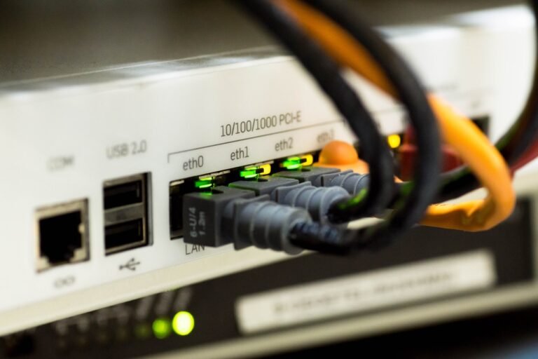 En la imagen aparece un aparato router con distintos cables