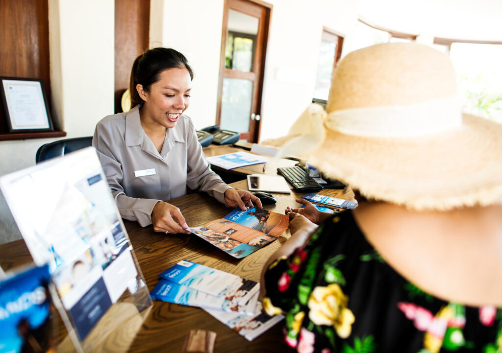 Imagen en la que aparece una promotora turística ofreciendo información a una cliente