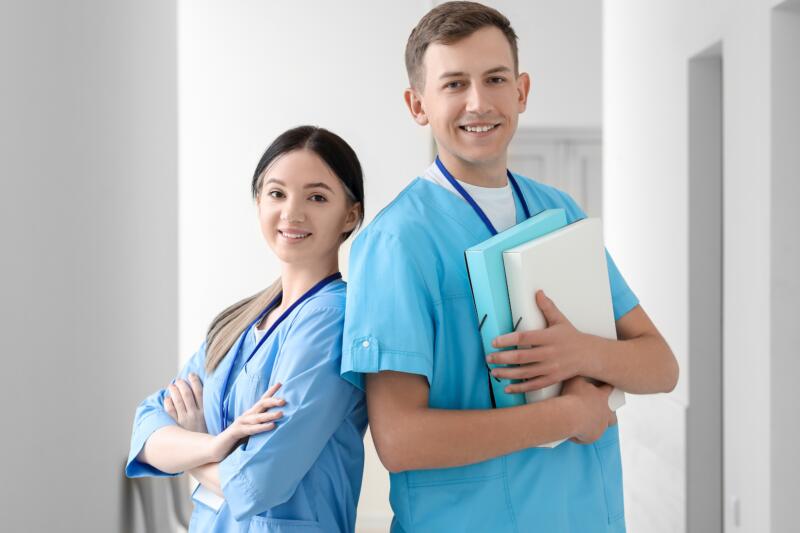 DEFOIN Abre Cuidados Auxiliares Enfermería Geriatría: 60h Madrid Mayo 2026