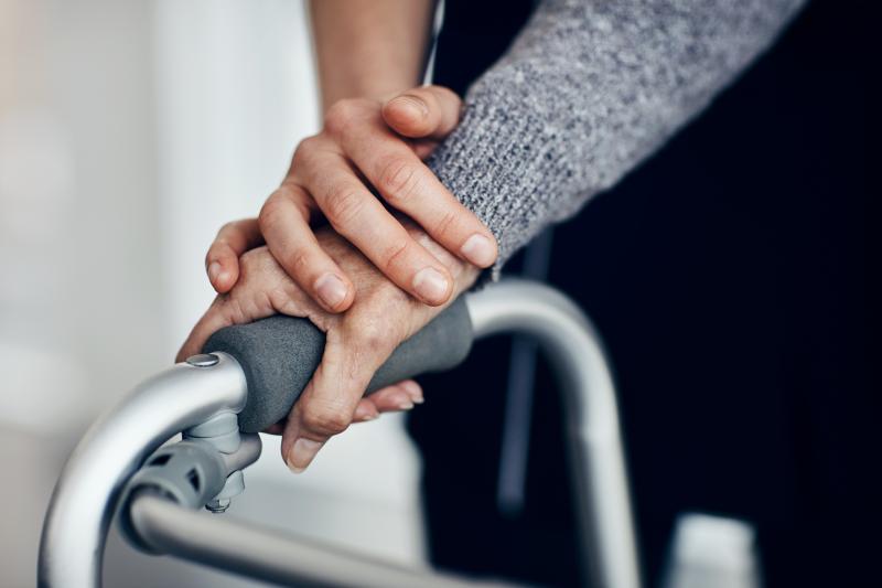 Plazas disponibles en rehabilitación de mayores: formación gratuita para profesionales que buscan trabajar en sector sociosanitario en expansión